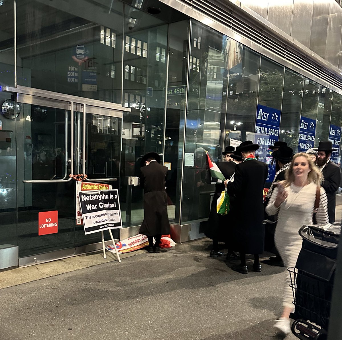FannyModin's tweet photo. Spotted on the streets around UN in NYC yesterday. Orthodox rabbis protesting Netanyahu actions https://t.co/c79AKqpQVD