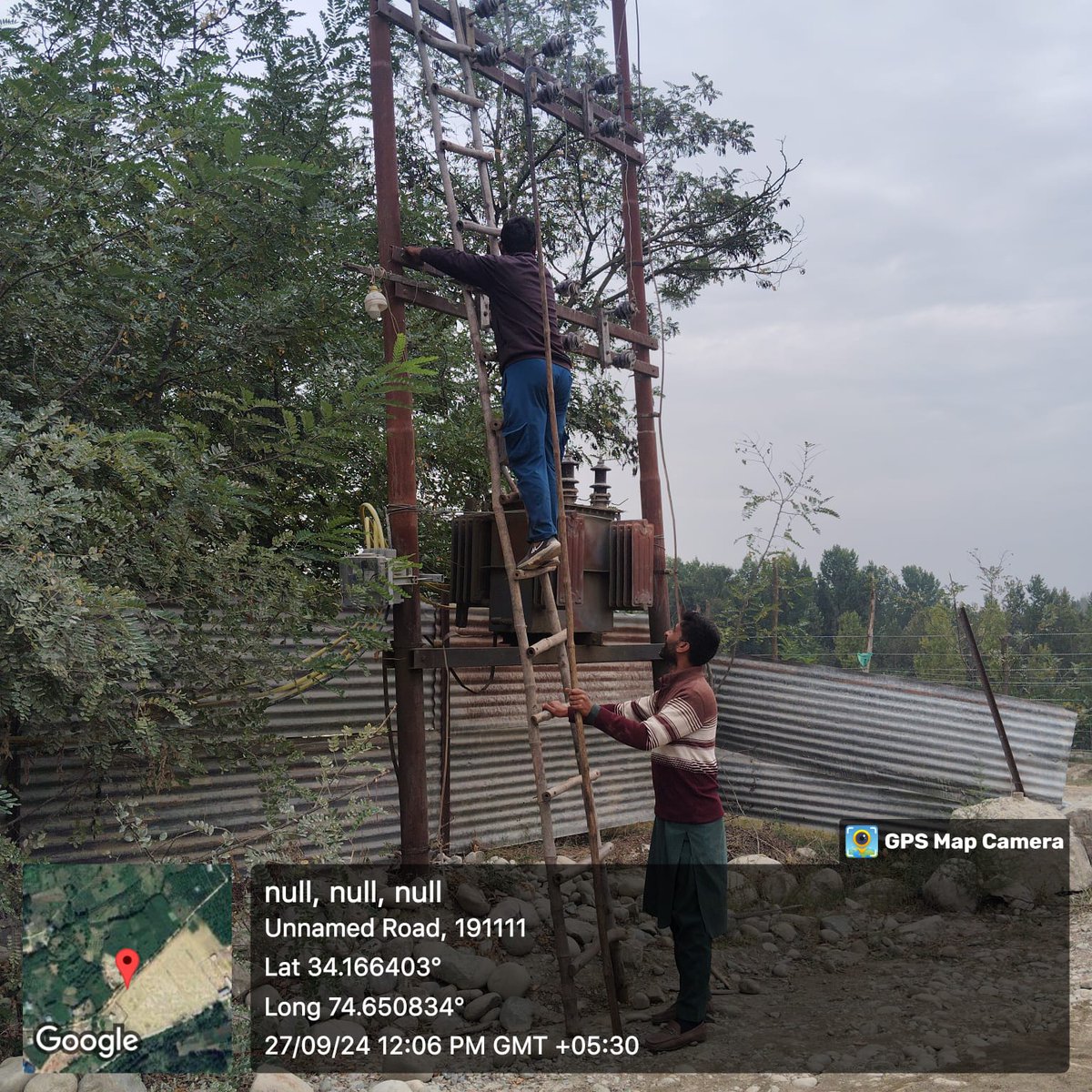 kpdcloffice's tweet image. #RevenueDrive
"Dedicated to excellence! Team #KPDCL working tirelessly to deliver top-notch services.
Inspection , disconnection and revenue realization drive continues in #ESD📍 Sumbal. Er Asif Ahmed, SDO 
@diprjk @OfficeOfLGJandK @MinOfPower @DullooAtal @GreaterKashmir