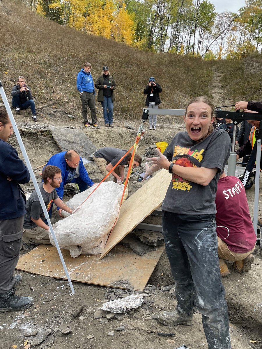 EL_Bamforth's tweet photo. #FossilFriday! Best week EVER! The @CurrieMuseum team got a 600 lbs #Pachyrhinosaurus skull, nicknamed 'Big Sam', out of the #PipestoneCreekBonebed on Wednesday. It went *perfectly*. Can't wait to see what surprises are in store during the prep! #dinosaurs #livefromthefield https://t.co/PQYk8sNUPO