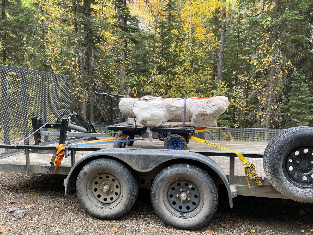 EL_Bamforth's tweet photo. #FossilFriday! Best week EVER! The @CurrieMuseum team got a 600 lbs #Pachyrhinosaurus skull, nicknamed 'Big Sam', out of the #PipestoneCreekBonebed on Wednesday. It went *perfectly*. Can't wait to see what surprises are in store during the prep! #dinosaurs #livefromthefield https://t.co/PQYk8sNUPO