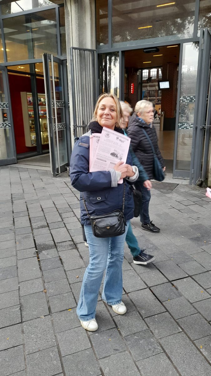 HeloiseDhalluin's tweet image. 🚉Ce matin,avec les cheminots mobilisés dans les gares du #NPDC pour demander,à nouveau,à la direction #TER et à la région #HDF de la transparence concernant la réouverture des guichets
🔴Il manque encore à minima 14 postes pour rendre un service de qualité,il faut des embauches!