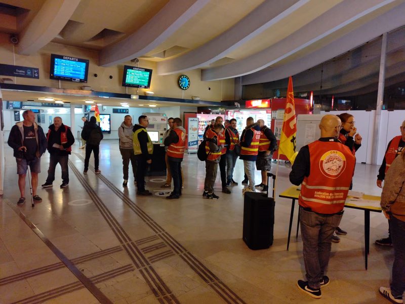 HeloiseDhalluin's tweet image. 🚉Ce matin,avec les cheminots mobilisés dans les gares du #NPDC pour demander,à nouveau,à la direction #TER et à la région #HDF de la transparence concernant la réouverture des guichets
🔴Il manque encore à minima 14 postes pour rendre un service de qualité,il faut des embauches!