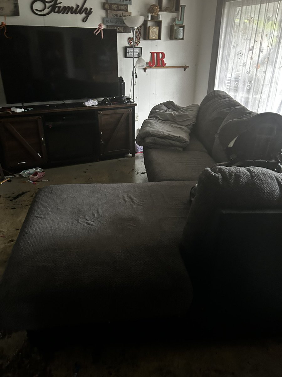 peachymamag's tweet photo. I am beyond embarrassed to ask this but my house is ruined. My kids stuff is ruined. 
I’m asking for a little bit of help bc we didn’t expect it to be this bad.
Anything will help. Please.
$GeoLeighAnn https://t.co/GjQLqIUtd5