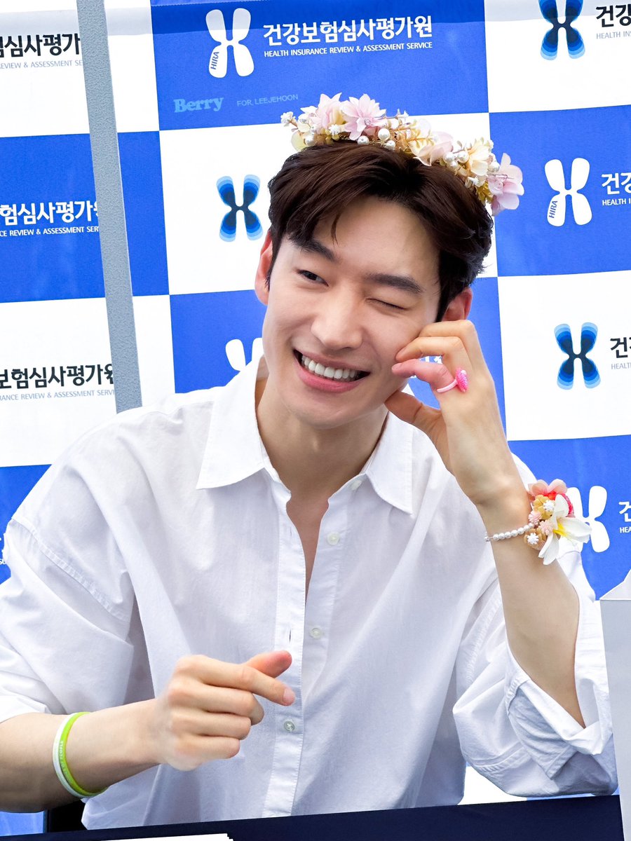 아 이제훈 새끼손가락 색깔 또 변하고 있잖아!!! 손에 피가 통하건 말건 팬썹 하느라 바쁜 사람 대체 뭐야...너무 사랑스러움ㅠㅠ