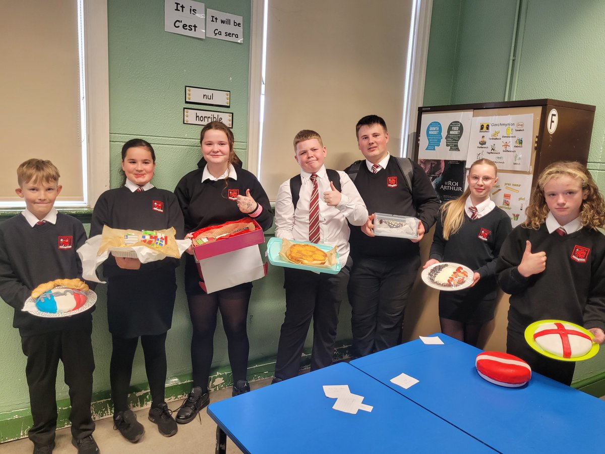 CoedcaeMFL's tweet photo. Look at the fantastic cakes our pupils baked at home to celebrate the European Day of Languages! #CoedcaeSchool #EuropeanDayofLanguages #bakeoff https://t.co/DwQWon24Ua
