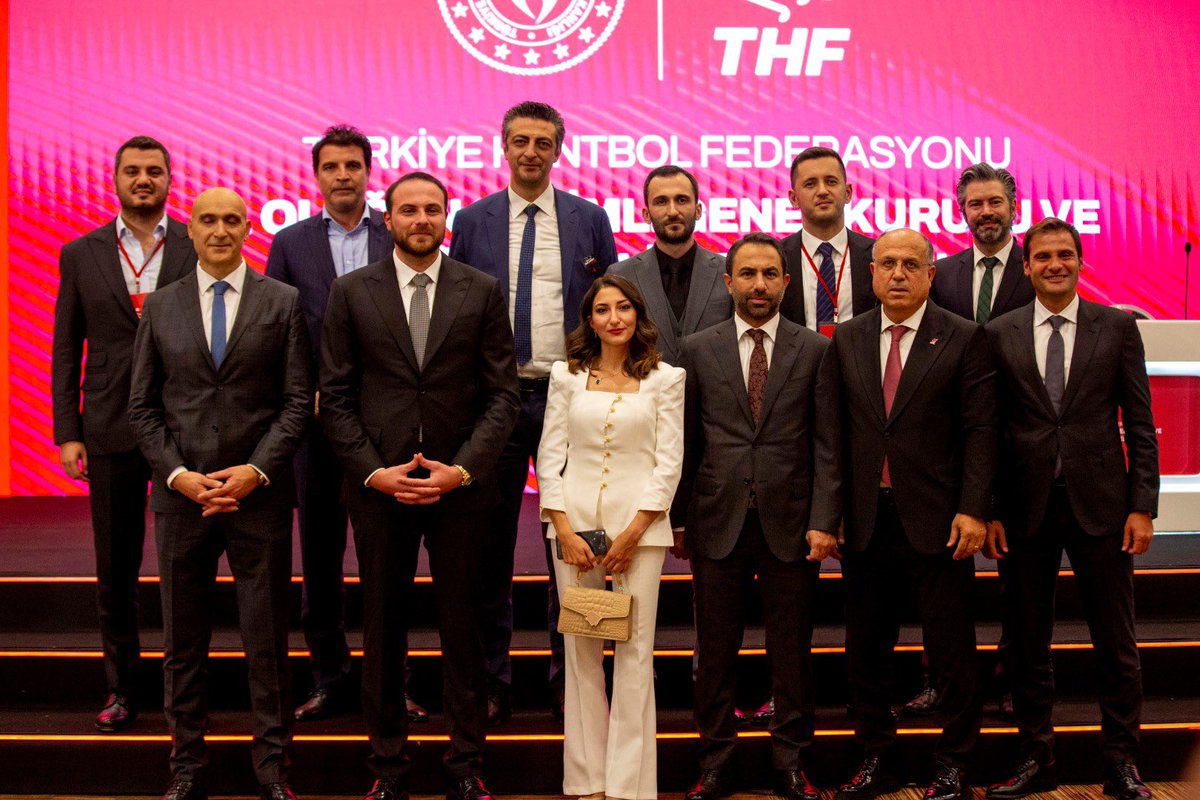 Hentbol_Fed's tweet photo. Türkiye Hentbol Federasyonu'nun Ankara'da yapılan 6. Olağan Genel Kurulu ile 7. Olağan Mali Genel Kurulu'nda Mesut Çebi başkanlığa seçildi.

THF tarafından hazırlanan ve daha önce internet sitesinde ilan edilen, kurul günü de delegelere kitapçık olarak dağıtılan faaliyet raporu, yönetim kurulunun hesap ve faaliyetleri, denetim raporu, 2025-2026 yılı tahmini bütçeleri ve faaliyetleri, federasyonun iktisadi işletmesi faaliyet ve giderleri oylanarak ibra edildi.

220 delegenin oy kullandığı Genel Kurul başkanlık seçiminde, Mesut Çebi 112 oy alarak başkan seçildi. Diğer adaylar Erhan Aras 59 oy, Uğur Kılıç ise 48 oy aldı. Bir oy geçersiz sayıldı.

Türkiye Hentbol Federasyonu Başkan Adayı Mesut Çebi, bütün adaylara seçim süreci boyunca gösterdikleri nezaket için ve hentbolun bugünlere gelmesinde verilen emekler için teşekkür etti. Birlik ve beraberlik mesajı veren Çebi, "Yönetim kurulumuzla birlikte her bir fikre değer vereceğiz, tüm projeler hepimizin projesi olacak. Şeffaflık, katılımcılık ve hesap verilebilirlik benim için son derece önemlidir. 20 senedir basketbolda, son 10 yıldır da voleybolda oluşan popülaritenin artık hentbola gelmesi gerektiğini düşünüyorum." ifadelerini kullandı.

Haberi için 👉🏻 https://t.co/cqcbTdtuwX
#HentbolSenin @mesutcebi22