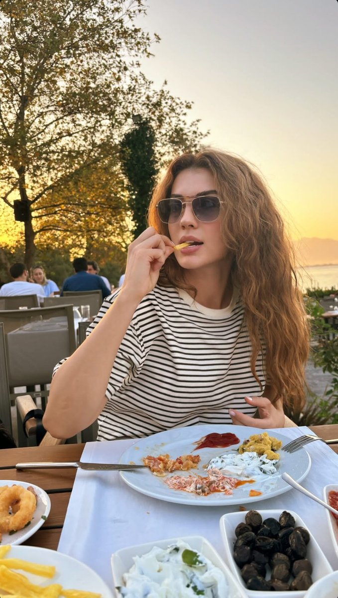 burcu_pn's tweet photo. 🤏🐣

#BurcuÖzberk https://t.co/aosxKasV75
