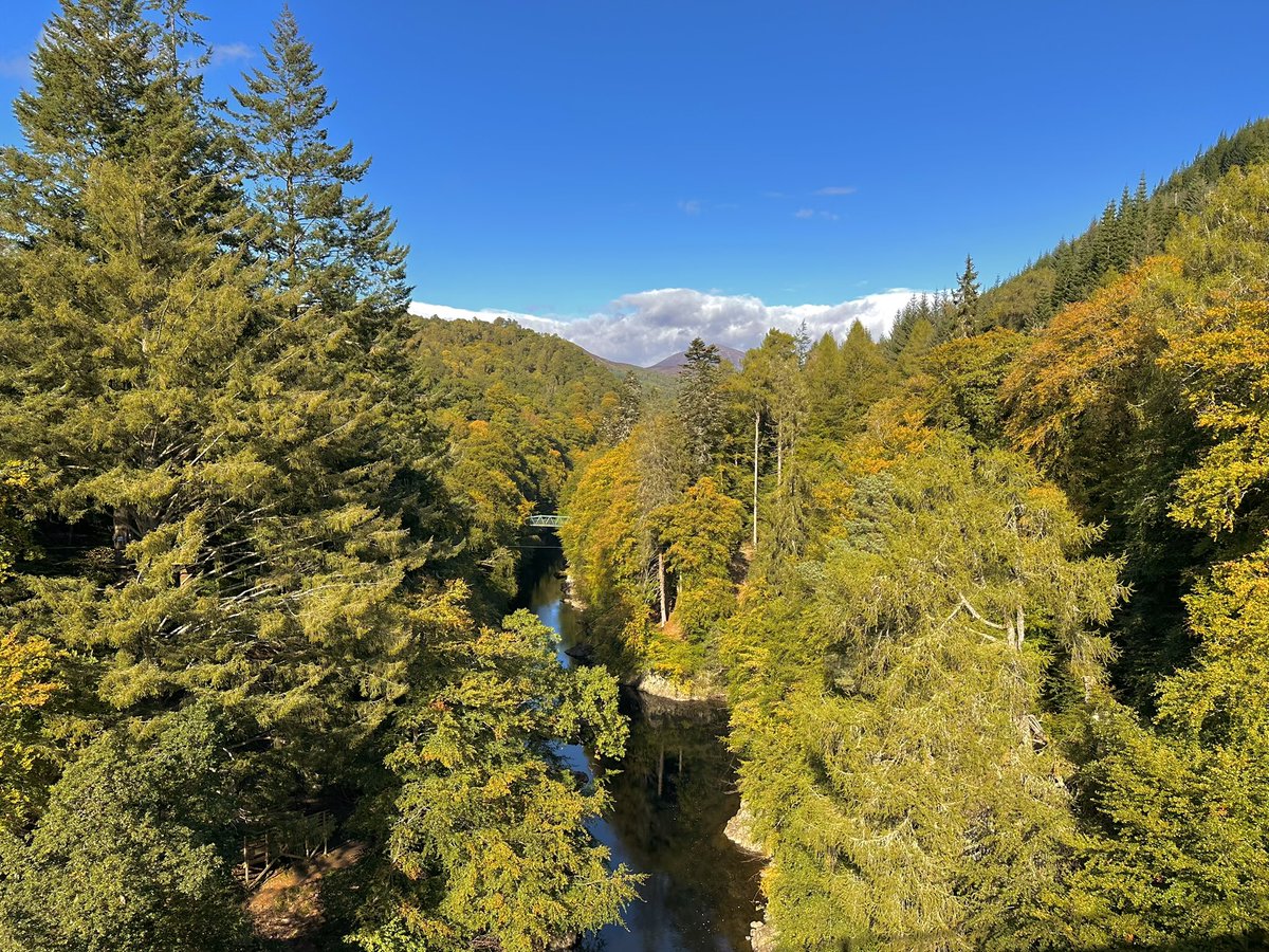 mjgardner73's tweet photo. Beautiful autumn day at #GarryBridge and over #LochTummel. @BBCScotWeather @WindyWilson88 @ThePhotoHour @Scotland https://t.co/n6vRztGXaE