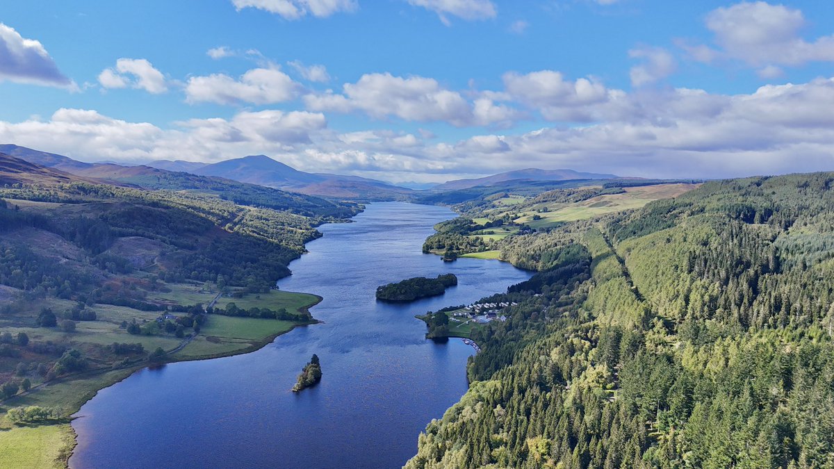 mjgardner73's tweet photo. Beautiful autumn day at #GarryBridge and over #LochTummel. @BBCScotWeather @WindyWilson88 @ThePhotoHour @Scotland https://t.co/n6vRztGXaE