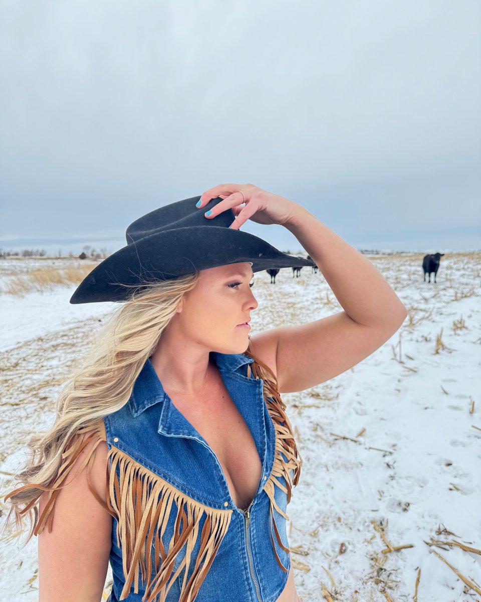 FemaleRancher's tweet photo. Head to https://t.co/Y87PwJ0d4p to see more photoshoots just like this! 📸✨ You won’t want to miss the latest looks and behind-the-scenes content. Check it out now! #PhotoshootFun #FarmChic #ExclusiveContent #RanchLife #FarmLife #CountryLiving #ModelLife https://t.co/FxNQCdEEyj