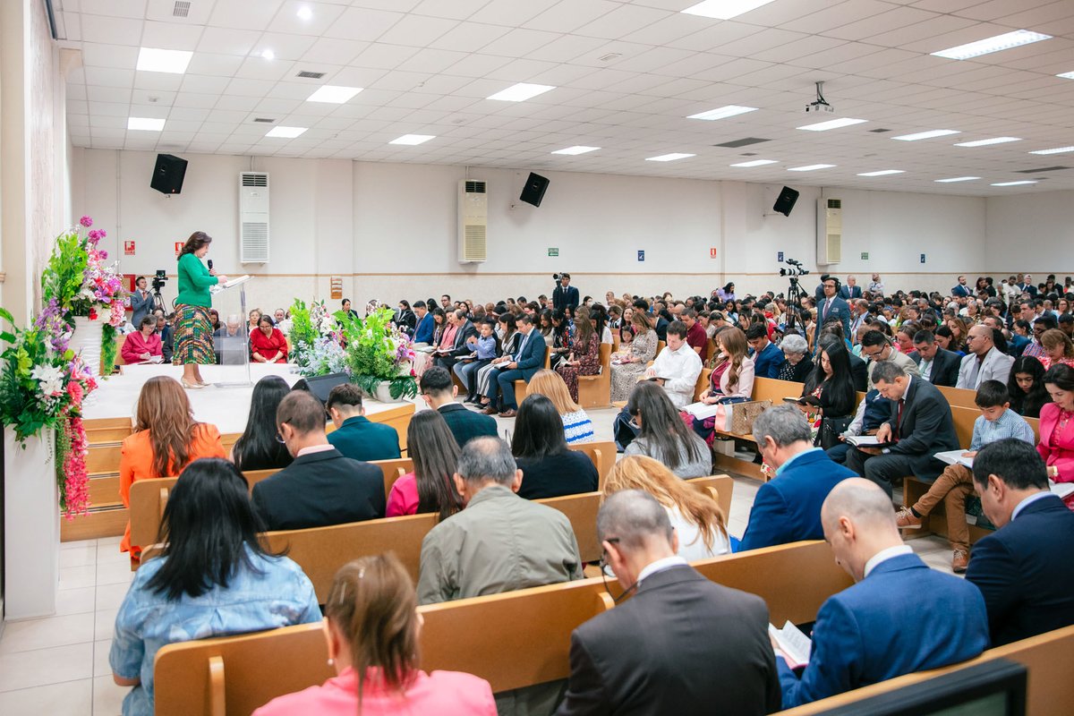 IDMJIoficial's tweet photo. 🇪🇸 Fotos: Estudio Bíblico con nuestra Hna. María Luisa Piraquive en San Sebastián de los Reyes (Madrid, España) – 17 de septiembre de 2024
https://t.co/rPn4hKKvEc

El pasado 17 de septiembre de 2024, en San Sebastián de los Reyes (Madrid, España), la Hermana María Luisa Piraquive, Líder Mundial de la Iglesia de Dios Ministerial de Jesucristo Internacional, llevó a cabo un Estudio Bíblico al que asistieron alrededor de 950 creyentes. Con la lectura sobre el Salmo 1, destacando la importancia de vivir una vida justa y alejada del mal, para recibir la bendición de Dios.