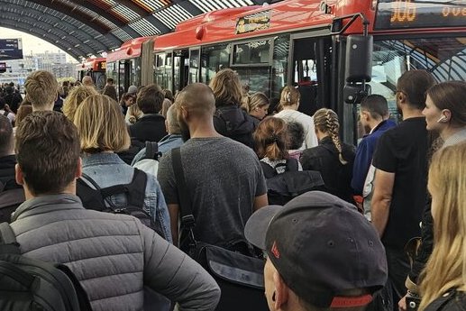 🚨 Duurdere ritten, minder bussen en slechter bereikbare voorzieningen. Dat zijn de gevolgen als het Kabinet de bezuinigingen op OV doorvoert. Help ons en teken de petitie👉 lnkd.in/eNC3_SMg . 

❗ Deel dit bericht, zodat zoveel mogelijk reizigers de petitie tekenen!