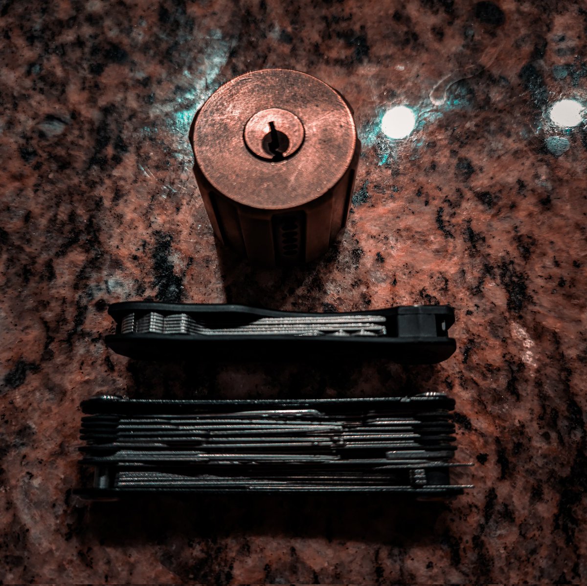 TechJeeper's tweet photo. Lock Pick Village at @GrrCON has the Sparrows "The Escort" and it's freaking amazing.  Size comparison to my fully loaded Covert Companion.  Love the lock mechanism for both the tension tool and the picks!  Stop and check it out. https://t.co/BGtmFGnQIj