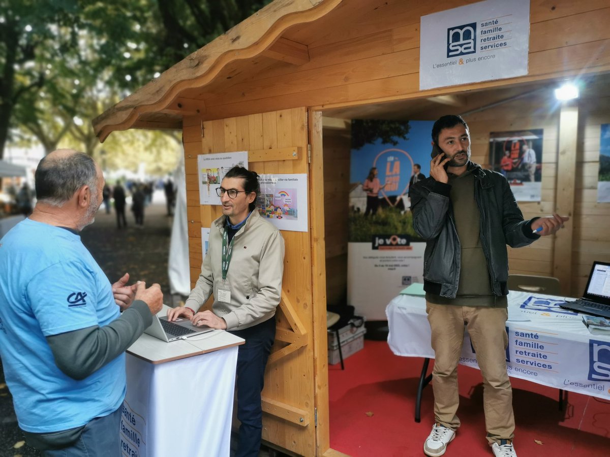 StefanutoC's tweet photo. Notre animateur du territoire @Stephane_MSADLG et les élus #msa_dlg sont heureux d’accueillir le public présent à la fête agricole Péri’Meuh à #Périgueux. Une belle occasion de leur présenter l'offre de services #MSA, son guichet unique et de leur parler des #ElectionsMSA2025. https://t.co/bbMIAU4HPx