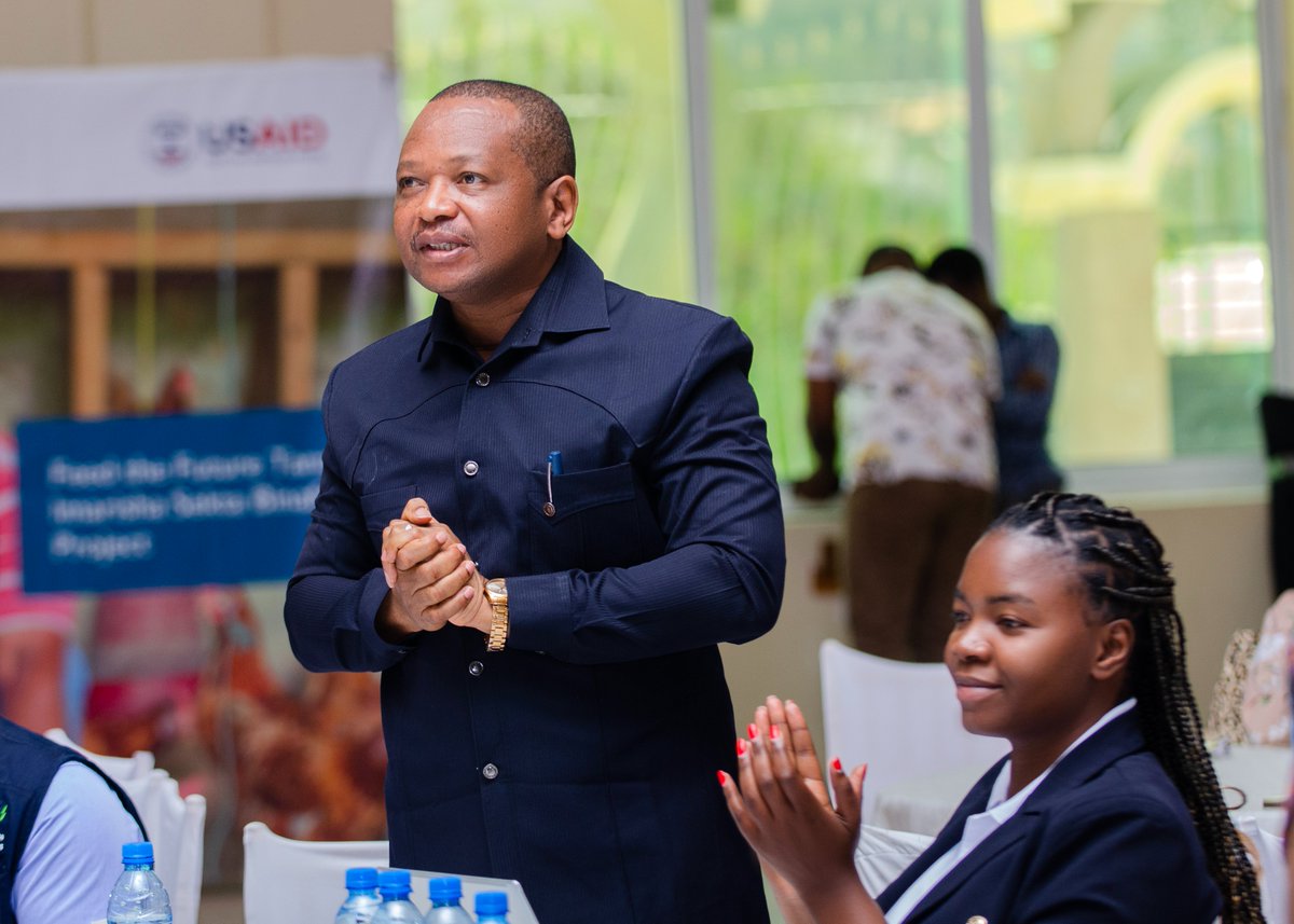 pass_leasing's tweet photo. "Majukumu makubwa ya PASS Leasing ni kuhakikisha kuwa, vijana na wajasiriamali wote kwenye sekta ya kilimo, ufugaji, na uvuvi wanawezeshwa kuweza kumiliki zana na mashine za viwanda vidogo." Mkurugenzi Mtendaji wa PASS Leasing, Killo Lussewa ktk hafla ya utoaji zana kwa vijana. https://t.co/uLLgavoec5