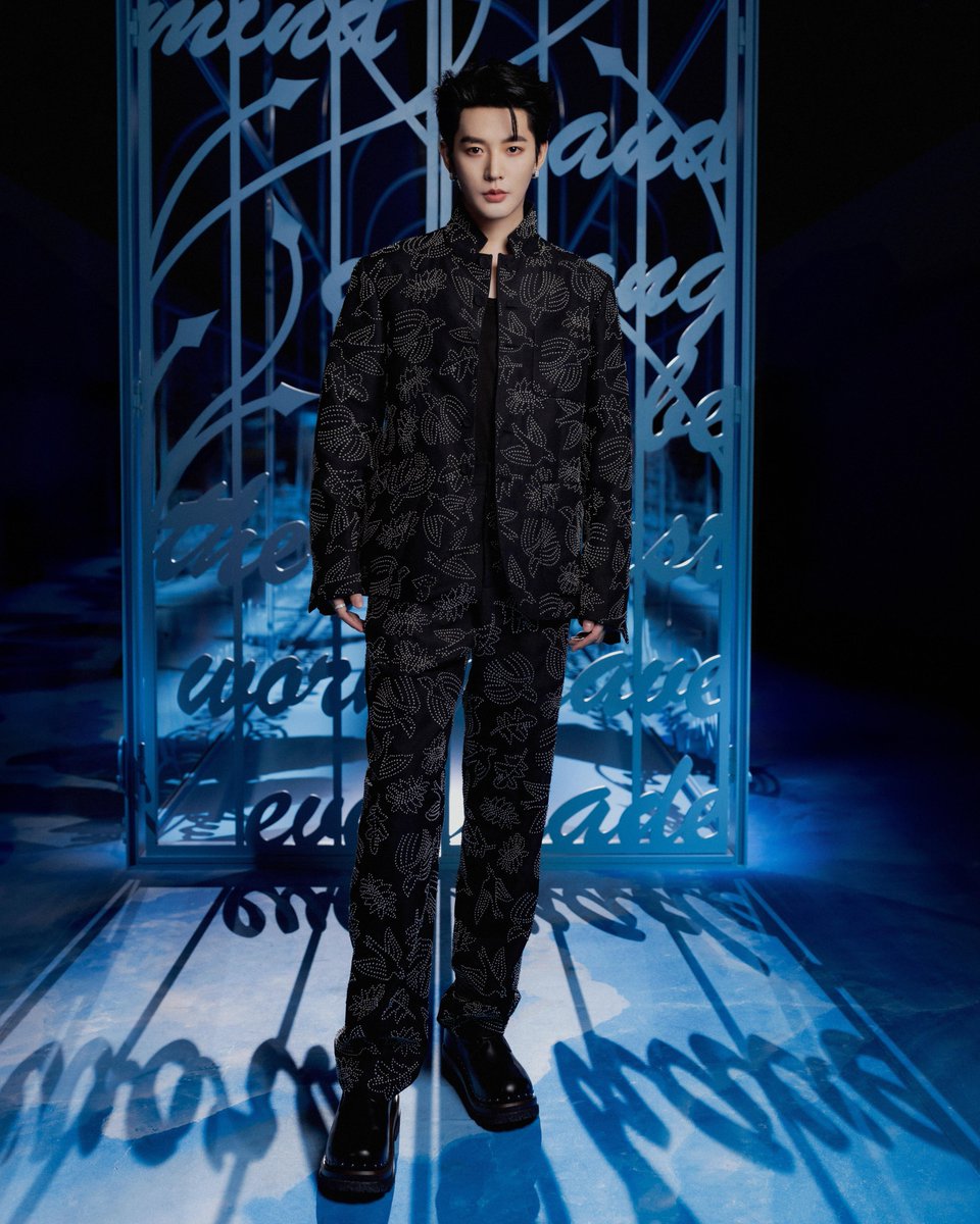 Piercing gaze.
Dior ambassador in China, Deng Wei made a smoldering arrival at the #DiorSS25 by Maria Grazia Chiuri on.dior.com/ss2025 show earlier this week in Paris.