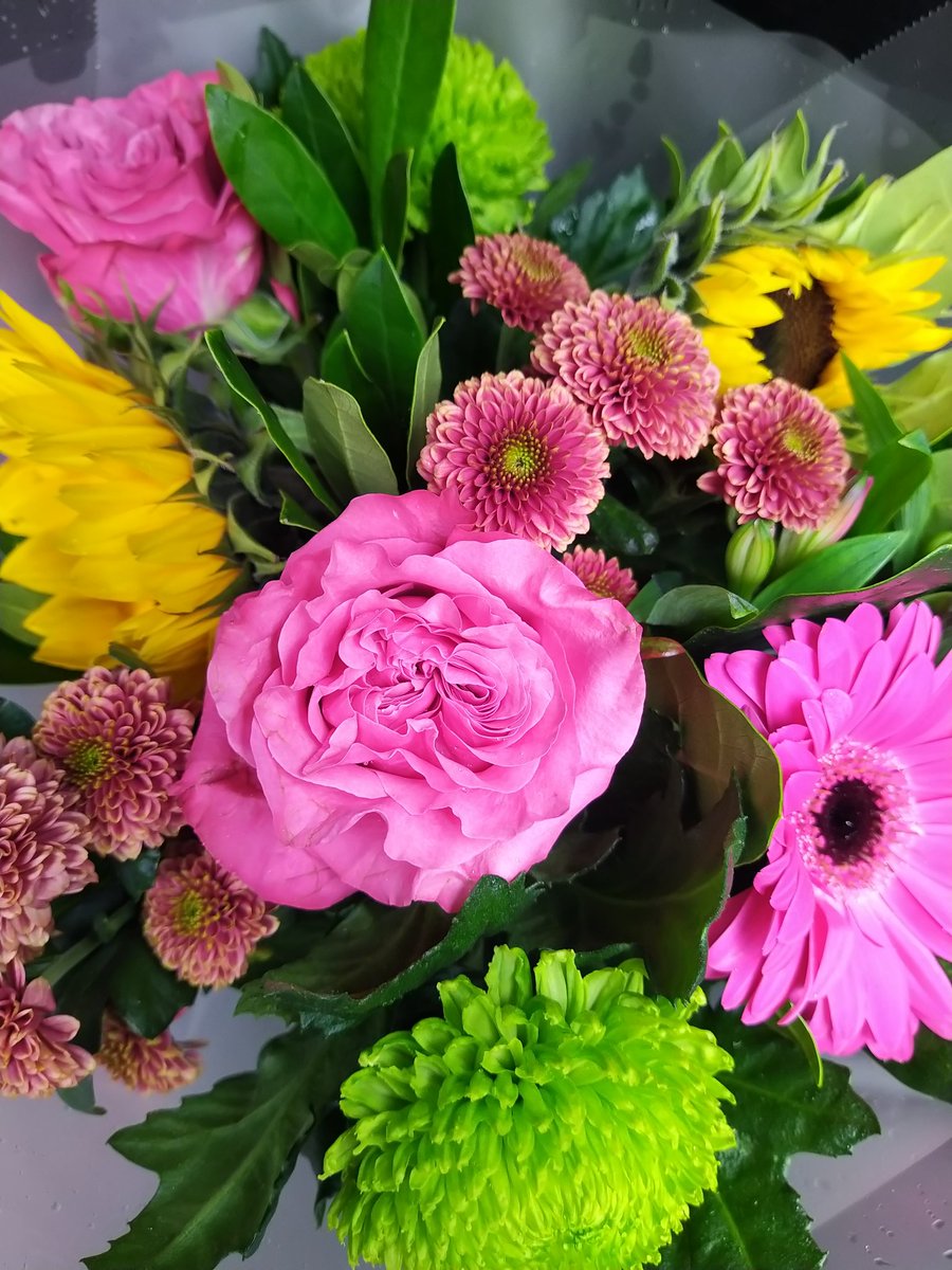 A vibrant bouquet of flowers for our Harpenden clients today. Project images coming soon!... #interiordesigners #decor #homerenovation  #harpenden #hertfordshire #projectmanagement #extensions #interiors