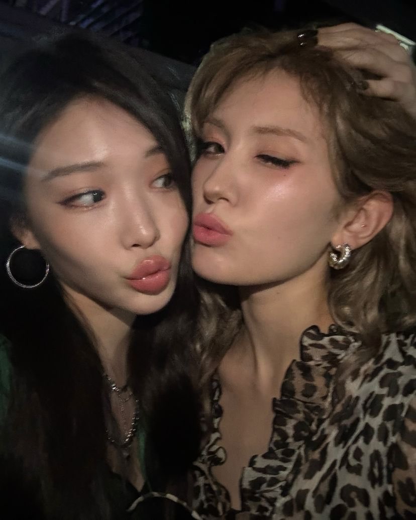 ssomluvr's tweet photo. WE GOT SOMI AND CHUNGHA SELFIES TONIGHT 😭 https://t.co/b94QHtQLns