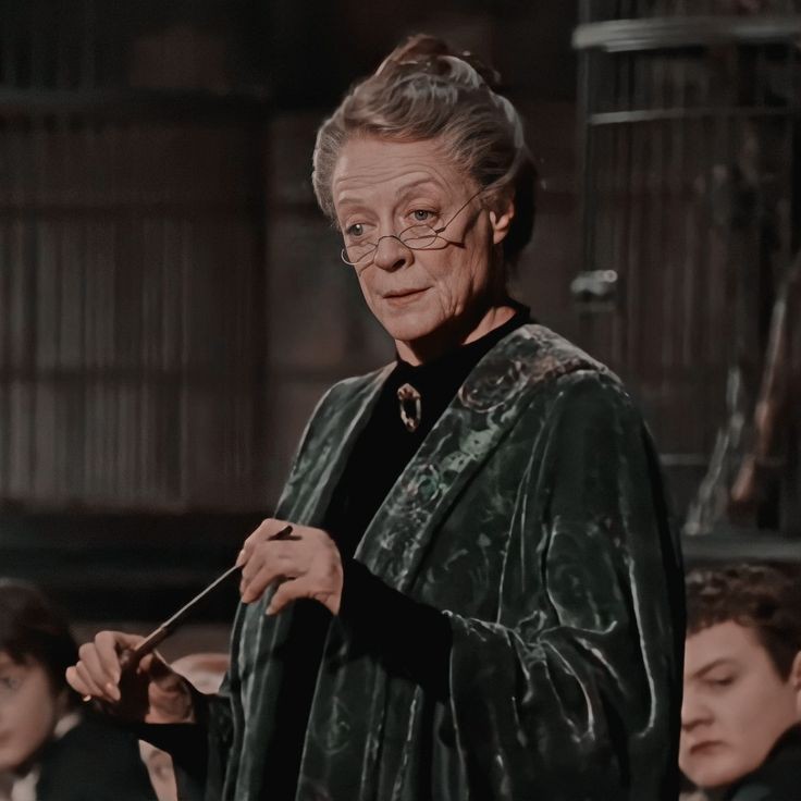 KomalSuvare's tweet photo. #maggiesmith was such a significant part of my childhood. A brilliant actress, a wonderful human being. OM SHANTI🙏Thank you, Maggie, for the wonderful talent you shared with us all. Raising wands for you professor❤ @TheDailyHPotter @HPotterUniverse https://t.co/ZhdgjZhEJf
