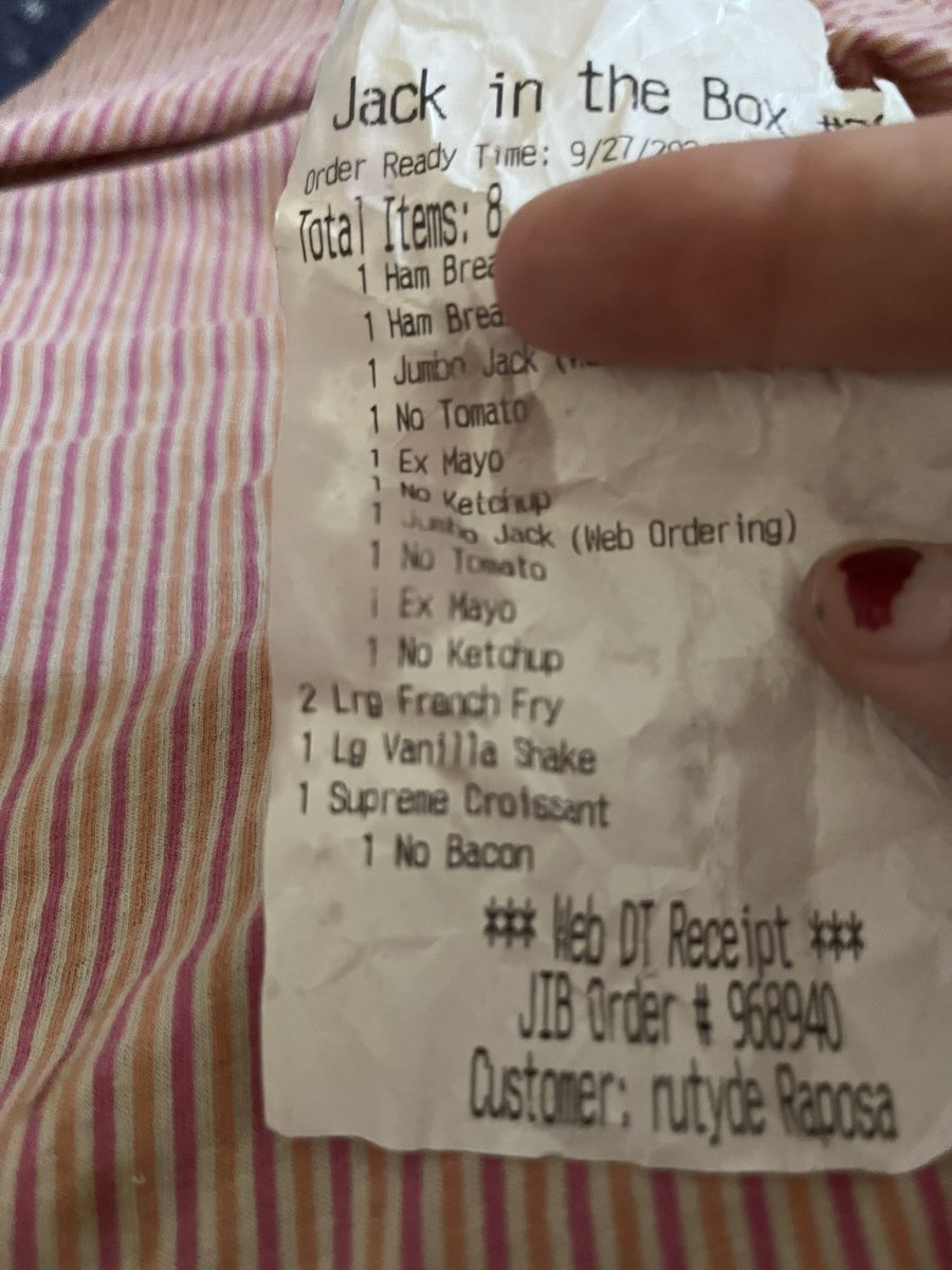 BreannalynP's tweet photo. So this is how you treat customers @JackBox ?! You give them breakfast sandwiches with mayo all over it and then have the audacity to blame them?! Where on my reciept does it say extra mayo under my breakfast sandwich?! According to your manager it should say it on my receipt! https://t.co/grxBYeWLd4
