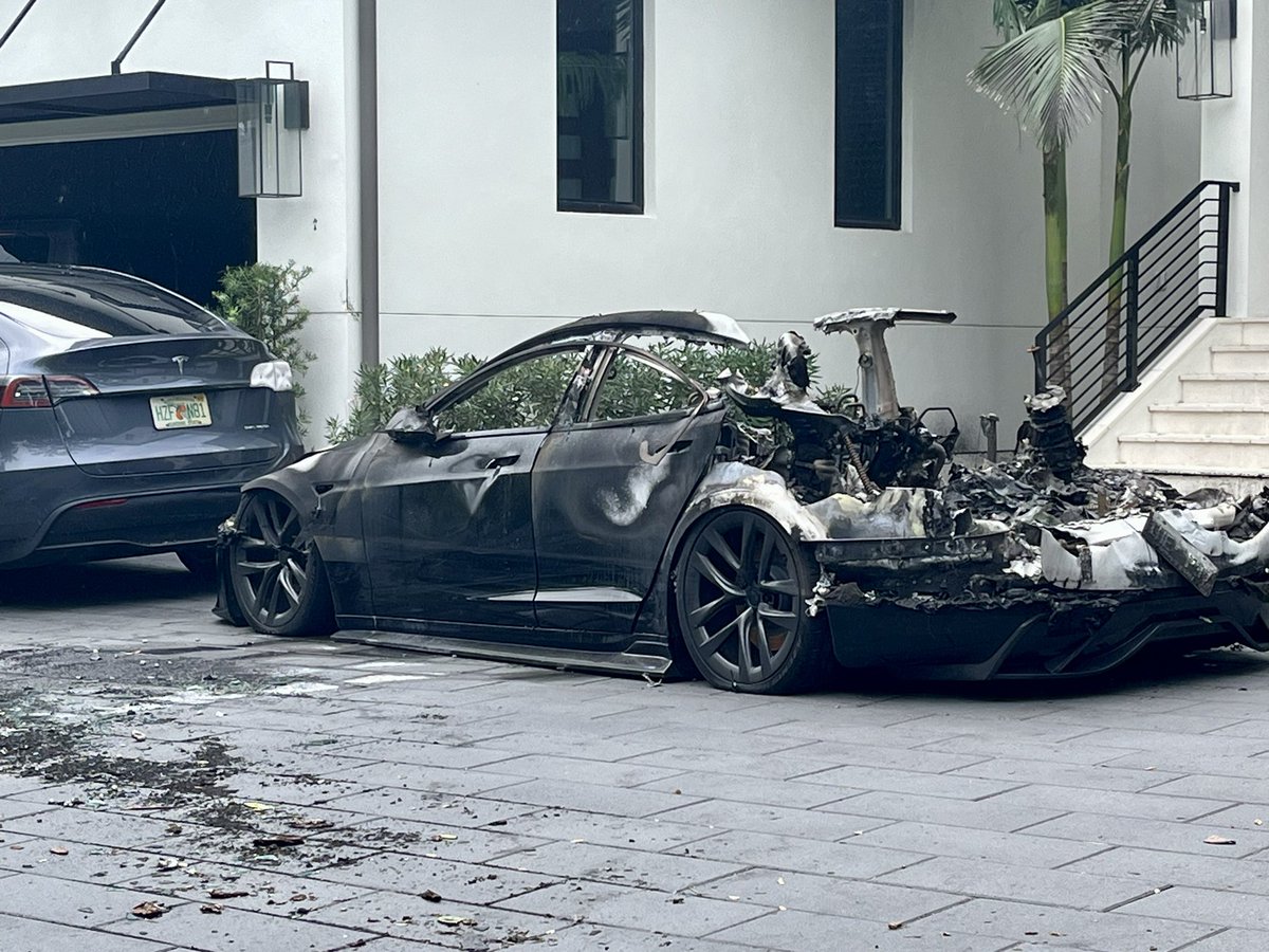 DAVIS ISLANDS: This #Tesla caught fire on Davis Islands from #Helene.

The owner told me that thankfully, everybody is okay. 

<a href="/FOX13News/">FOX 13 Tampa Bay</a>