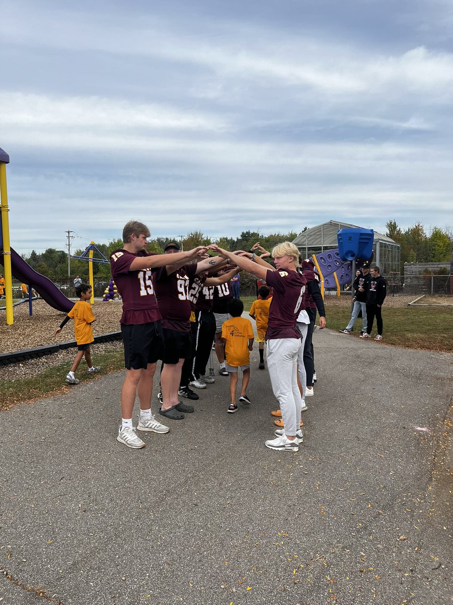 CalvinKnightsFB's tweet photo. HIGH FIVE FRIDAY! Champions in the community! #GoKnights ⚔️🏈 https://t.co/boIRHTtmhe