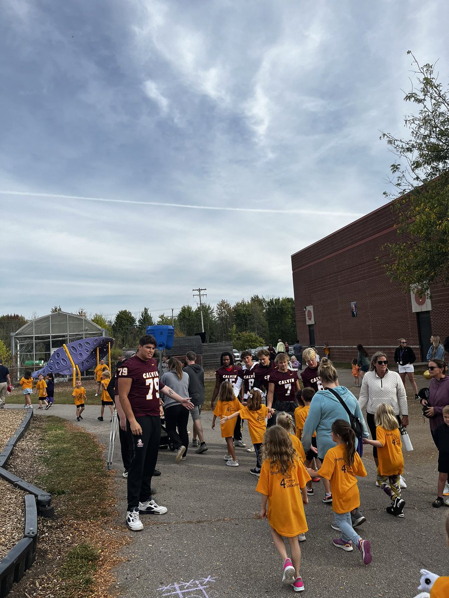 CalvinKnightsFB's tweet photo. HIGH FIVE FRIDAY! Champions in the community! #GoKnights ⚔️🏈 https://t.co/boIRHTtmhe