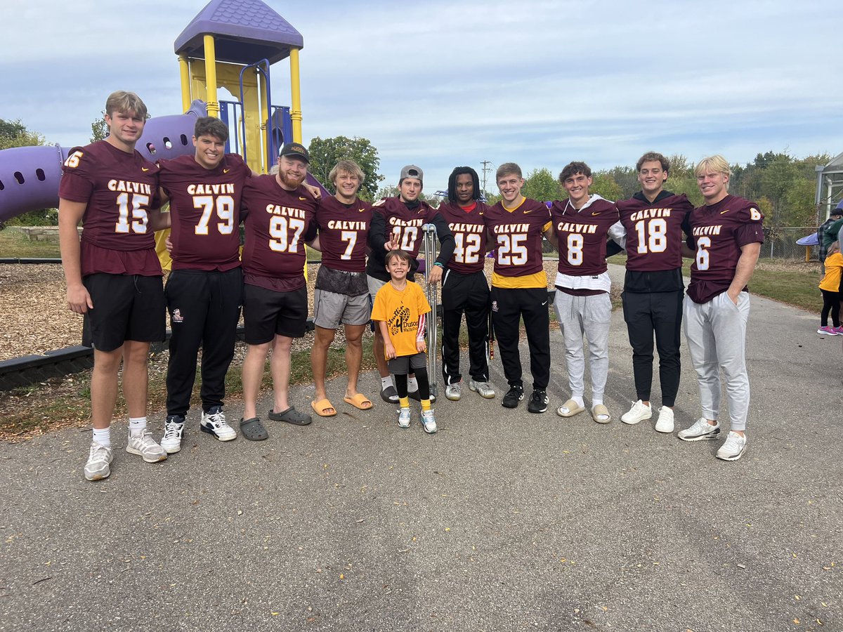 CalvinKnightsFB's tweet photo. HIGH FIVE FRIDAY! Champions in the community! #GoKnights ⚔️🏈 https://t.co/boIRHTtmhe