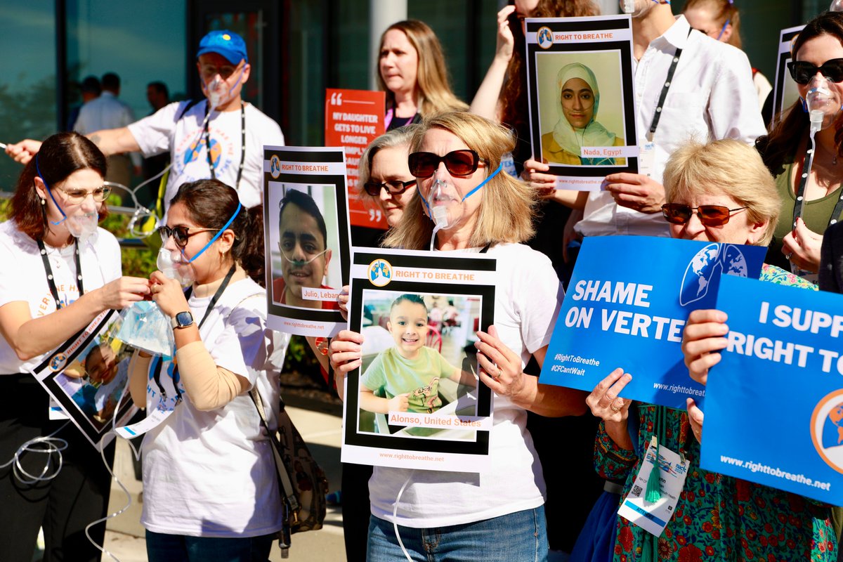 🚨BREAKING: #RightToBreathe campaigners &amp; allies protest outside <a href="/VertexPharma/">Vertex Pharmaceuticals</a> HQ in Boston! 

We have delivered a petition signed by over 142,000 people, demanding that Vertex makes its lifesaving #cysticfibrosis medicine accessible to everyone, everywhere. 🫁🌍