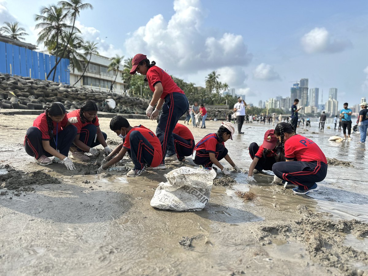 beachpleaseIND's tweet photo. WEEK 349: #BeatPlasticPollution
#DadarBeachCleanUp
We can sit back, do nothing, and watch our planet be destroyed. Or we can take action, become advocates, and start making lifestyle choices which are kinder to people and the planet.
@KalambeMalhar @UWMumbai @mygovindia https://t.co/8NFUCVrNRL