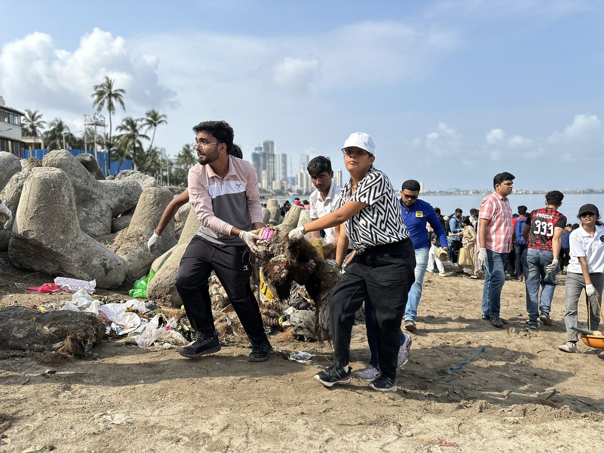 beachpleaseIND's tweet photo. WEEK 349: #BeatPlasticPollution
#DadarBeachCleanUp
We can sit back, do nothing, and watch our planet be destroyed. Or we can take action, become advocates, and start making lifestyle choices which are kinder to people and the planet.
@KalambeMalhar @UWMumbai @mygovindia https://t.co/8NFUCVrNRL