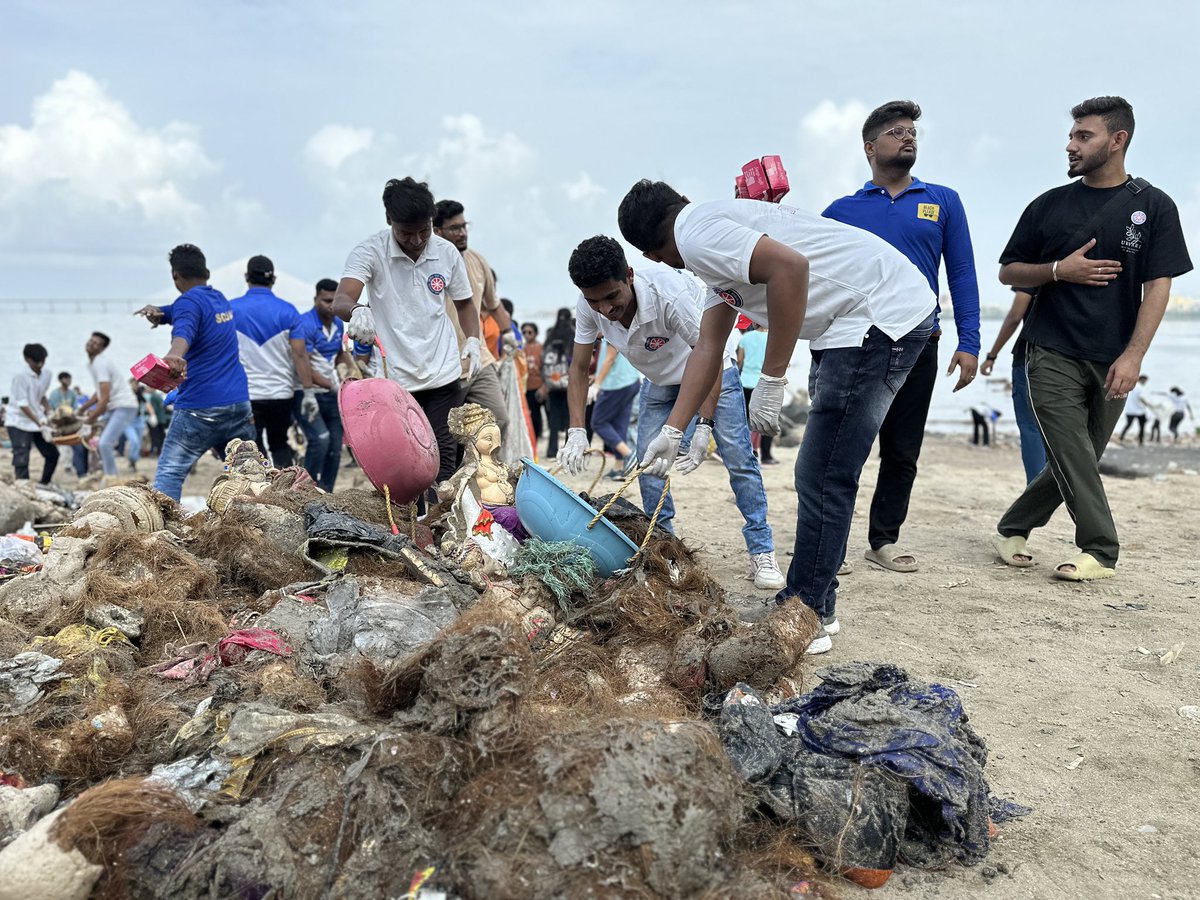 beachpleaseIND's tweet photo. WEEK 349: #BeatPlasticPollution
#DadarBeachCleanUp
We can sit back, do nothing, and watch our planet be destroyed. Or we can take action, become advocates, and start making lifestyle choices which are kinder to people and the planet.
@KalambeMalhar @UWMumbai @mygovindia https://t.co/8NFUCVrNRL
