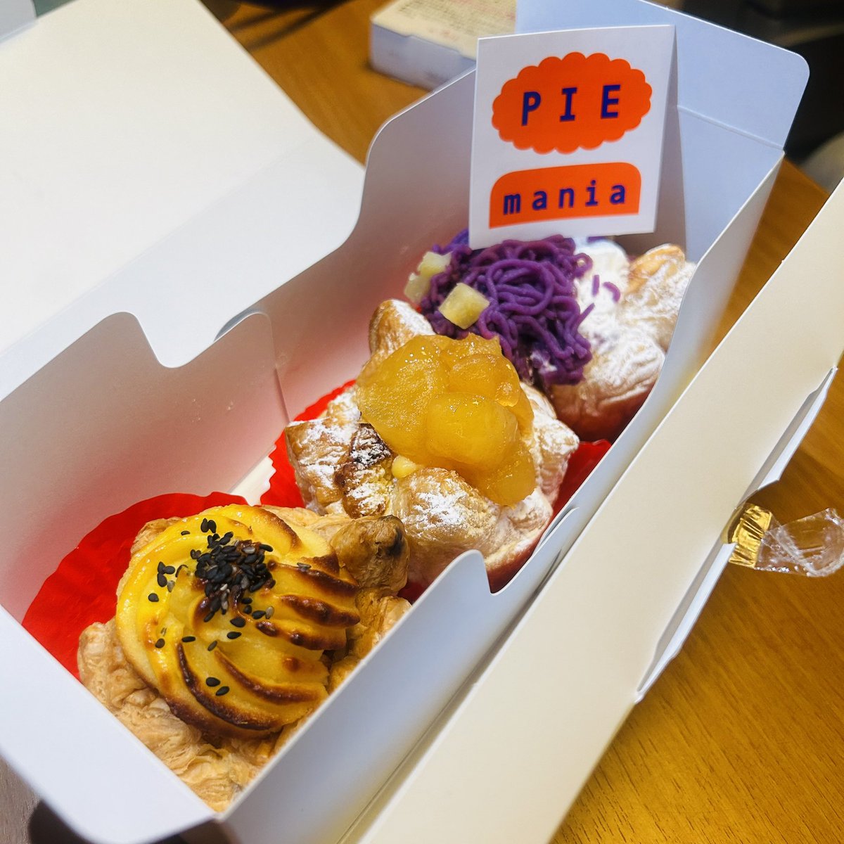 zu_mi_1104's tweet photo. 秋葉原のパイマニア🥧

紫芋・アップルバイ・スイートポテト
どれも魅力的✨

次はマスカルポーネと抹茶かな🥰

 #秋葉原
 #パイマニア
 #アップルパイ
 #スイートポテト
 #神戸屋 https://t.co/fmMNv4EsN1