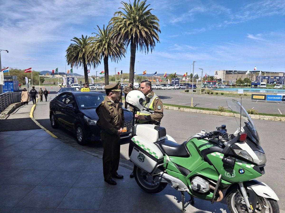 CarabBioBio's tweet photo. Hasta el Parque de Asistencia del #RallyChile #Biobío en #Talcahuano, llegó el Gral. César Bobadilla para verificar el desarrollo de los servicios policiales desplegados para dar seguridad a los asistentes y participantes de este evento mundial.
#WRC
#LaPrevenciónEsNuestraEsencia https://t.co/m03FRmSkrv