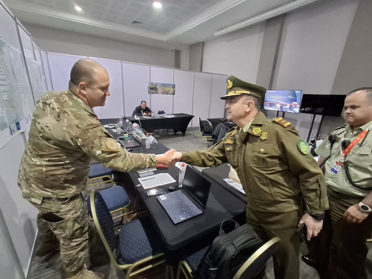 CarabBioBio's tweet photo. Hasta el Parque de Asistencia del #RallyChile #Biobío en #Talcahuano, llegó el Gral. César Bobadilla para verificar el desarrollo de los servicios policiales desplegados para dar seguridad a los asistentes y participantes de este evento mundial.
#WRC
#LaPrevenciónEsNuestraEsencia https://t.co/m03FRmSkrv