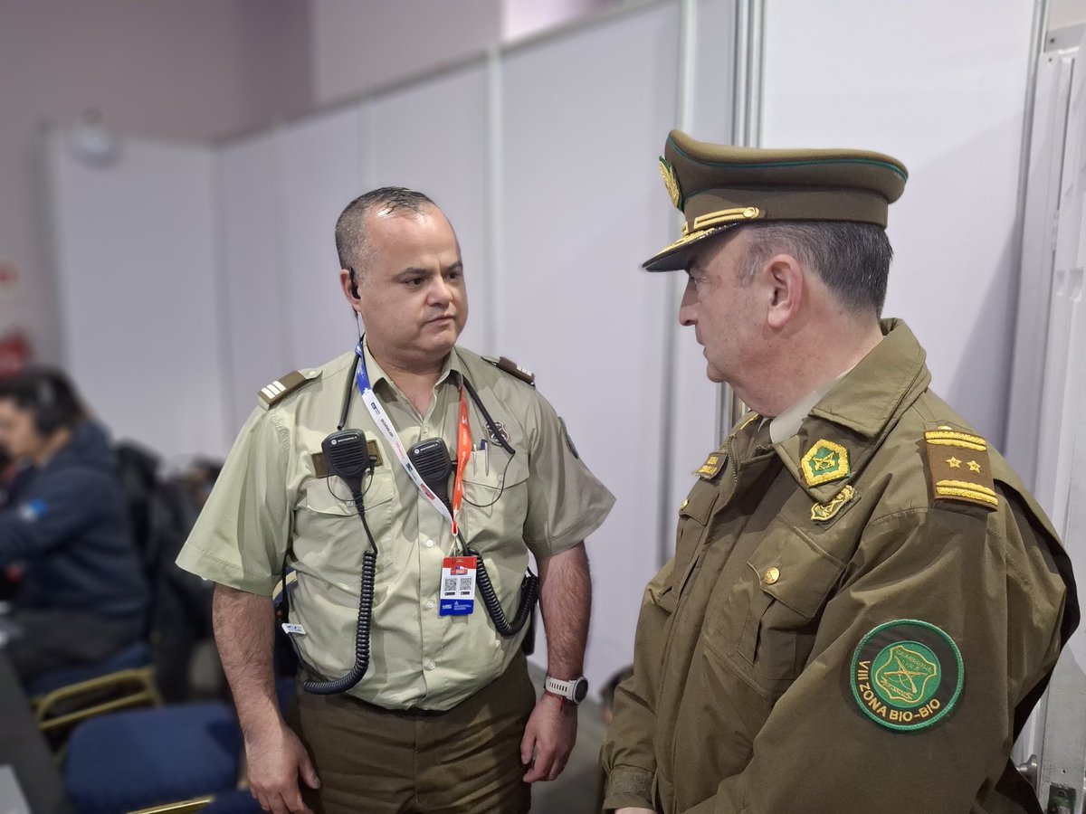 CarabBioBio's tweet photo. Hasta el Parque de Asistencia del #RallyChile #Biobío en #Talcahuano, llegó el Gral. César Bobadilla para verificar el desarrollo de los servicios policiales desplegados para dar seguridad a los asistentes y participantes de este evento mundial.
#WRC
#LaPrevenciónEsNuestraEsencia https://t.co/m03FRmSkrv