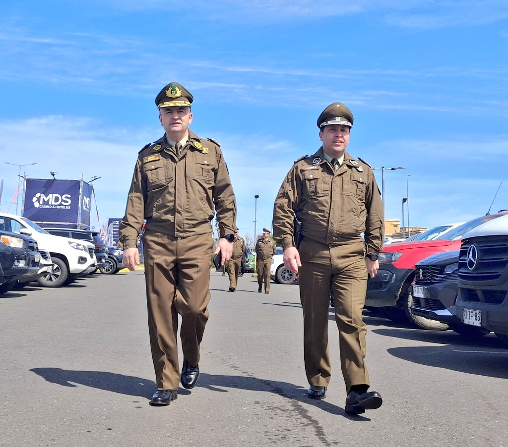 CarabBioBio's tweet photo. Hasta el Parque de Asistencia del #RallyChile #Biobío en #Talcahuano, llegó el Gral. César Bobadilla para verificar el desarrollo de los servicios policiales desplegados para dar seguridad a los asistentes y participantes de este evento mundial.
#WRC
#LaPrevenciónEsNuestraEsencia https://t.co/m03FRmSkrv