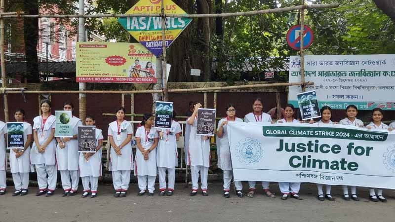 KbSundarmyth's tweet image. At the call of #FridaysForFuture,West Bengal today observed #GlobalClimateStrike. At Kolkata,Paschimbanga Vigyan Mancha held human chain to demand #JusticeForClimate. School Students held a unique Protest  for #SaveTheTram. Ruling TMC party wants to end echo-friendly tramways.