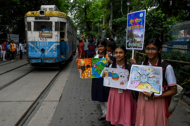 KbSundarmyth's tweet image. At the call of #FridaysForFuture,West Bengal today observed #GlobalClimateStrike. At Kolkata,Paschimbanga Vigyan Mancha held human chain to demand #JusticeForClimate. School Students held a unique Protest  for #SaveTheTram. Ruling TMC party wants to end echo-friendly tramways.