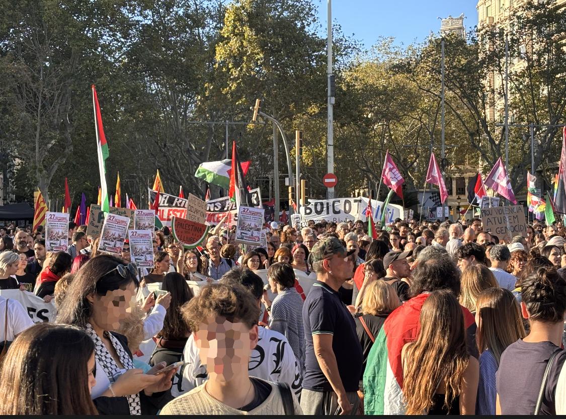 Comença la manifestació:
CONTRA ELS GENOCIDIS I EL COLONIALISME, ATURE-M'HO TOT! INTERNACIONALITZEM LA INTIFADA! Lluitarem fins q Palestina sigui lliure! #27S #VagaPerPalest1na #SomInt1fada27S
<a href="/samidounspain/">Samidoun 🇵🇸 Red de Presxs Políticxs Palestinxs</a>  <a href="/proucomplicitat/">ProuComplicitat #AturemElGenocidi</a> <a href="/CGTCatalunya/">CGT Catalunya 🚩🏴</a> <a href="/boicotIcl/">Boicot ICL</a> <a href="/UniAmbPalestina/">Universitats amb Palestina</a> <a href="/SoliObrera/">Solidaridad Obrera</a>