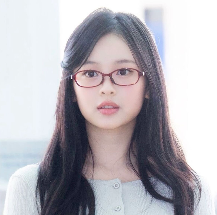 AboutMusicYT's tweet photo. Happy 20th birthday to NewJeans' Hanni! https://t.co/T0A5WtfCx7
