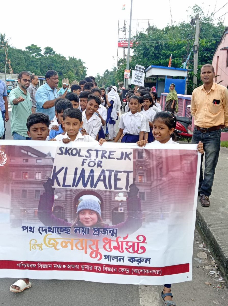 KbSundarmyth's tweet image. At the call of #FridaysForFuture,West Bengal today observed #GlobalClimateStrike. At Kolkata,Paschimbanga Vigyan Mancha held human chain to demand #JusticeForClimate. School Students held a unique Protest  for #SaveTheTram. Ruling TMC party wants to end echo-friendly tramways.