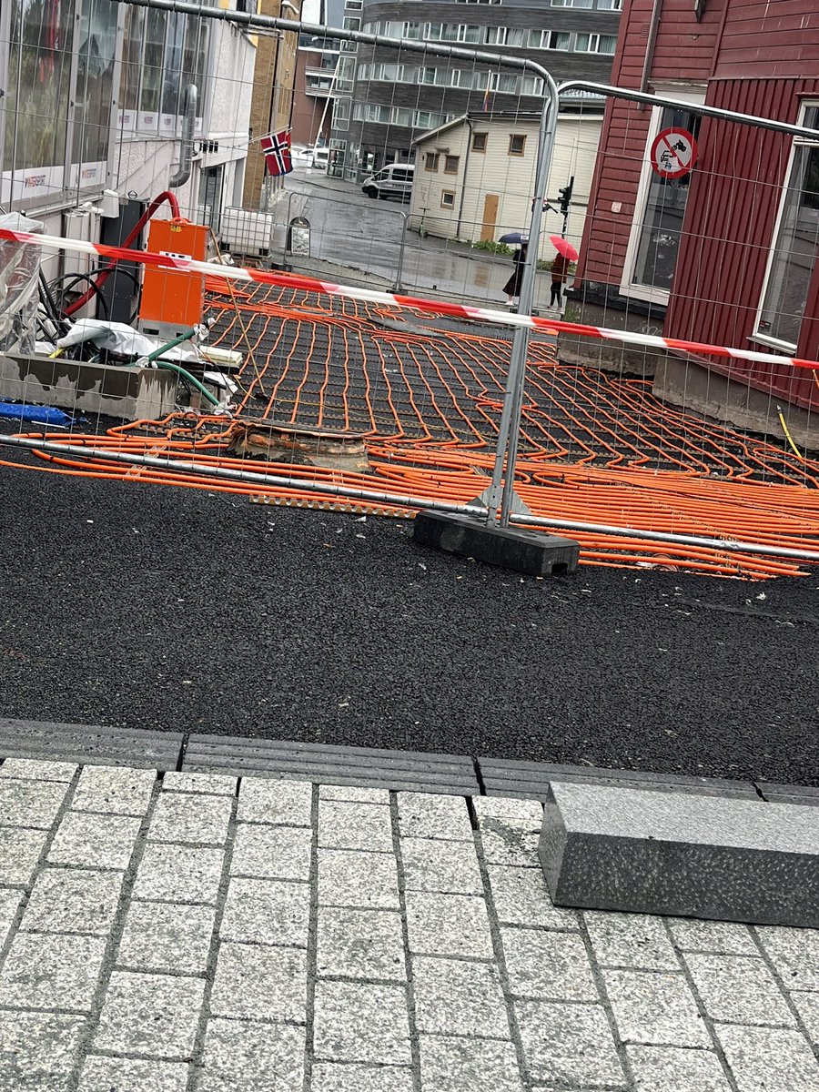 knicknack1's tweet photo. Pedestrian pavements are heated in Tromsø #Tromso so that people don’t slip in winters. #Norway https://t.co/4OStWcd6Xp