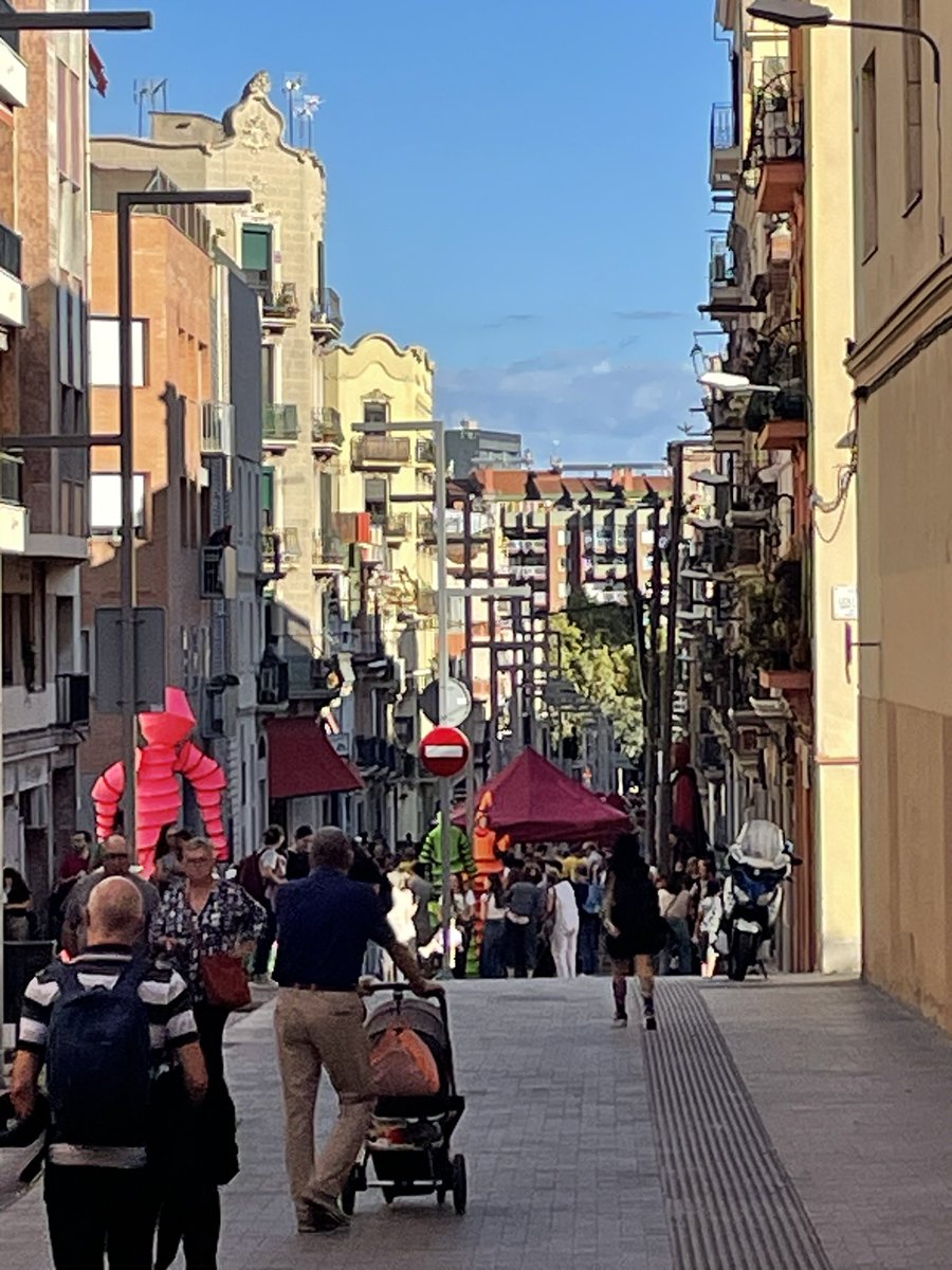 🥁 I avui afegeixo….carrer Muntanya i Eterna Memòria acabats i PACIFICATS !!!! #PolíticaÚtil 

✅ On abans havien cotxes i voravies estretes avui hi ha veïnat, amplitud, vida de barri! 

Festa de celebració de la pacificació 👇🏻