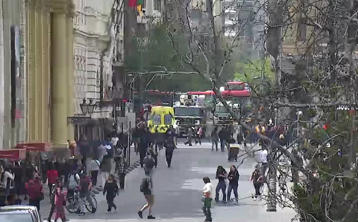 TTISantiago's tweet photo. Actualización (13:13). Tránsito SUSPENDIDO en Monjitas desde San Antonio, debido a procedimiento de emergencia por intoxicación química de personas en galería a la altura del 879. Evacuación del público desde el lugar. Evite transitar hacia este punto #Santiago https://t.co/bYVd8mz4W5