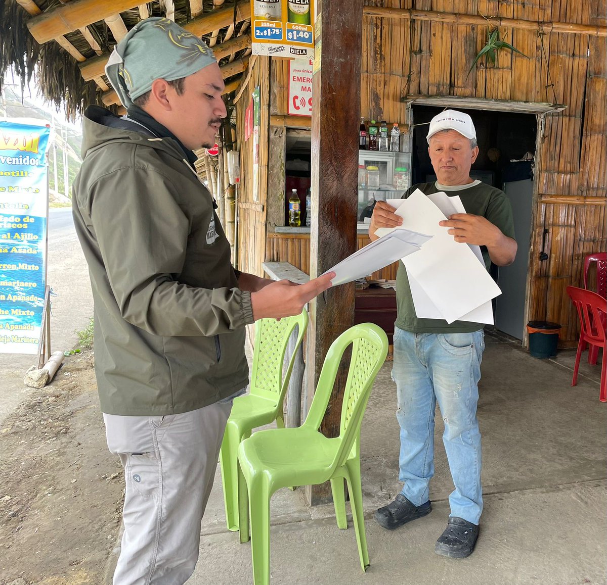 MAE_Zonal4's tweet photo. #Manabí | Propietarios de restaurantes del sitio El Abra de la parroquia San Lorenzo conocieron sobre la campaña "Juntos Prevenimos los Incendios Forestales" 🔥 por parte de nuestros guardaparques de #Pacoche con el fin de prevenir flagelos y evitar la pérdida de la flora y fauna https://t.co/lMoLAa5hdi