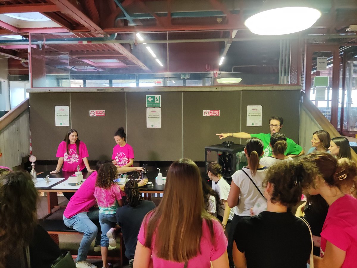 Chemistry is sparking connections at the #EuropeanResearchNights ! 

It's heartwarming to witness how people from different backgrounds come together to explore the wonders of science 🤩 
Little chemist growing! 

#chemistry #mechanochemistry #photochemistry #flow
