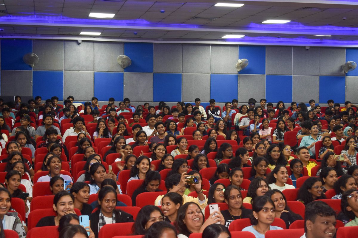 SydAlumniCell's tweet photo. Alumni Talks soared to new heights with our very own alumnus, Swapnil Joshi, and the talented cast of Navra Maza Navsacha 2!✨ 
Laughter, learning, &amp; nostalgia filled the air as they shared college memories, journeys, &amp; experiences!🫶

#Sydenhamcollege #Alumnicell #Alumnitalks https://t.co/IKdZ5LobpZ