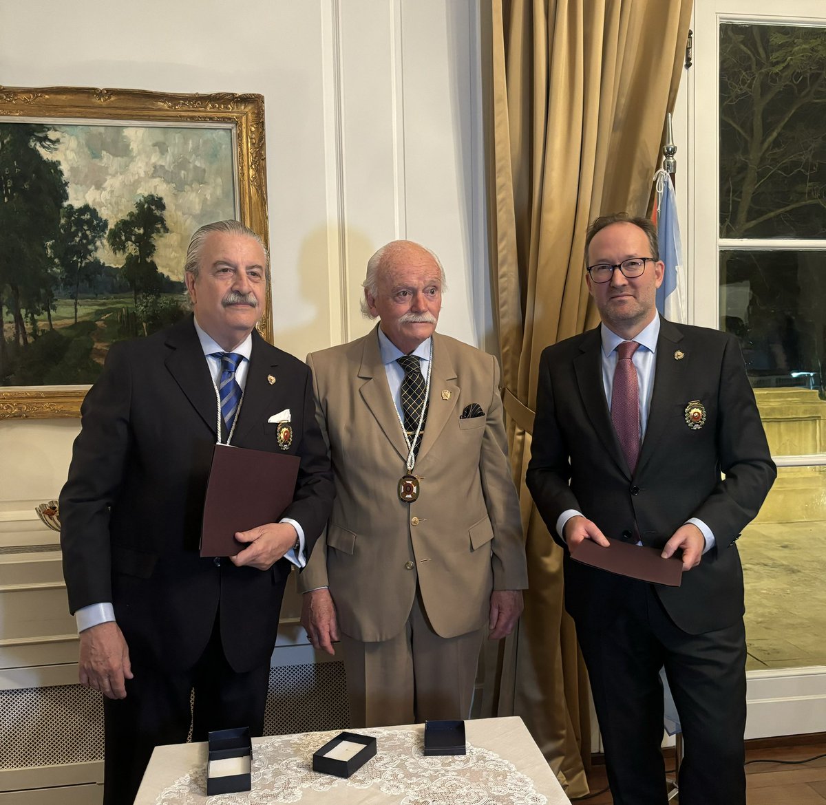 🇧🇪🇦🇷 Conmemoramos los 200 años de la estadía del Gral. San Martín en Bélgica . Honramos su legado universal de libertad y justicia. El embajador <a href="/KarlDhaene/">Karl Dhaene</a> recibió las Palmas Sanmartinianas por su contribución a la difusión de su legado