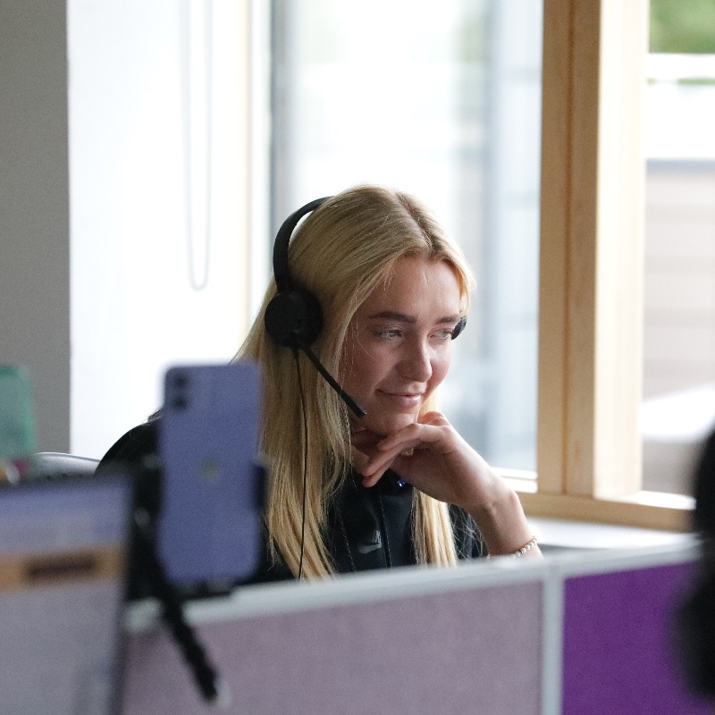 EnglandNetball's tweet photo. “As in goal shooter Helen Housby? You are joking!” 😆

See what happened when Vitality Roses @Helenhousby1 @paige_reedxx &amp; @Liv_Tchine spent the afternoon surprise calling EN members as part of our prize draw! 🌹 ☎️

Members can still enter 👀